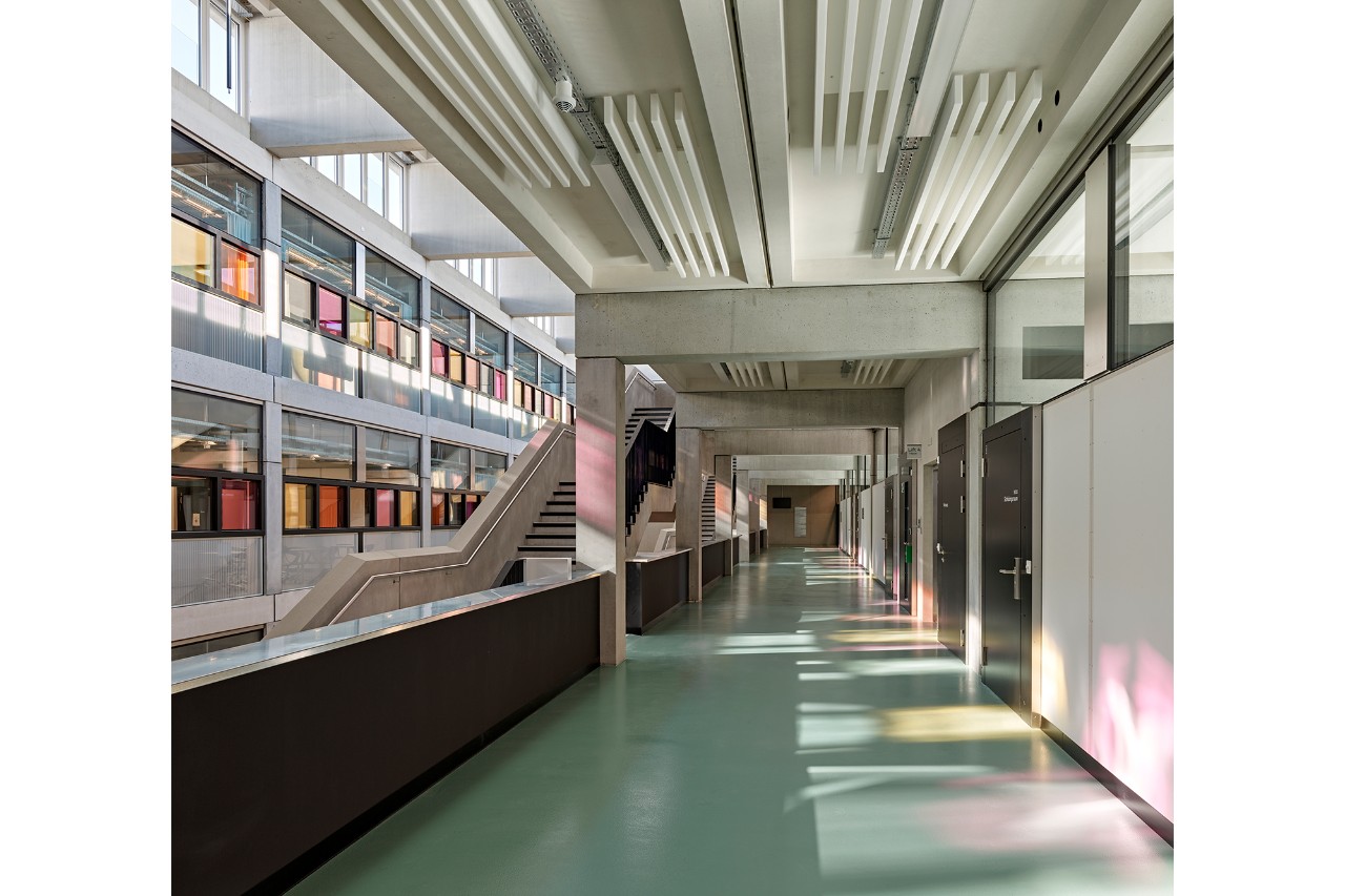 Atrium-Korridor vor Seminarräumen (Bild: Roland Bernath, Zürich)